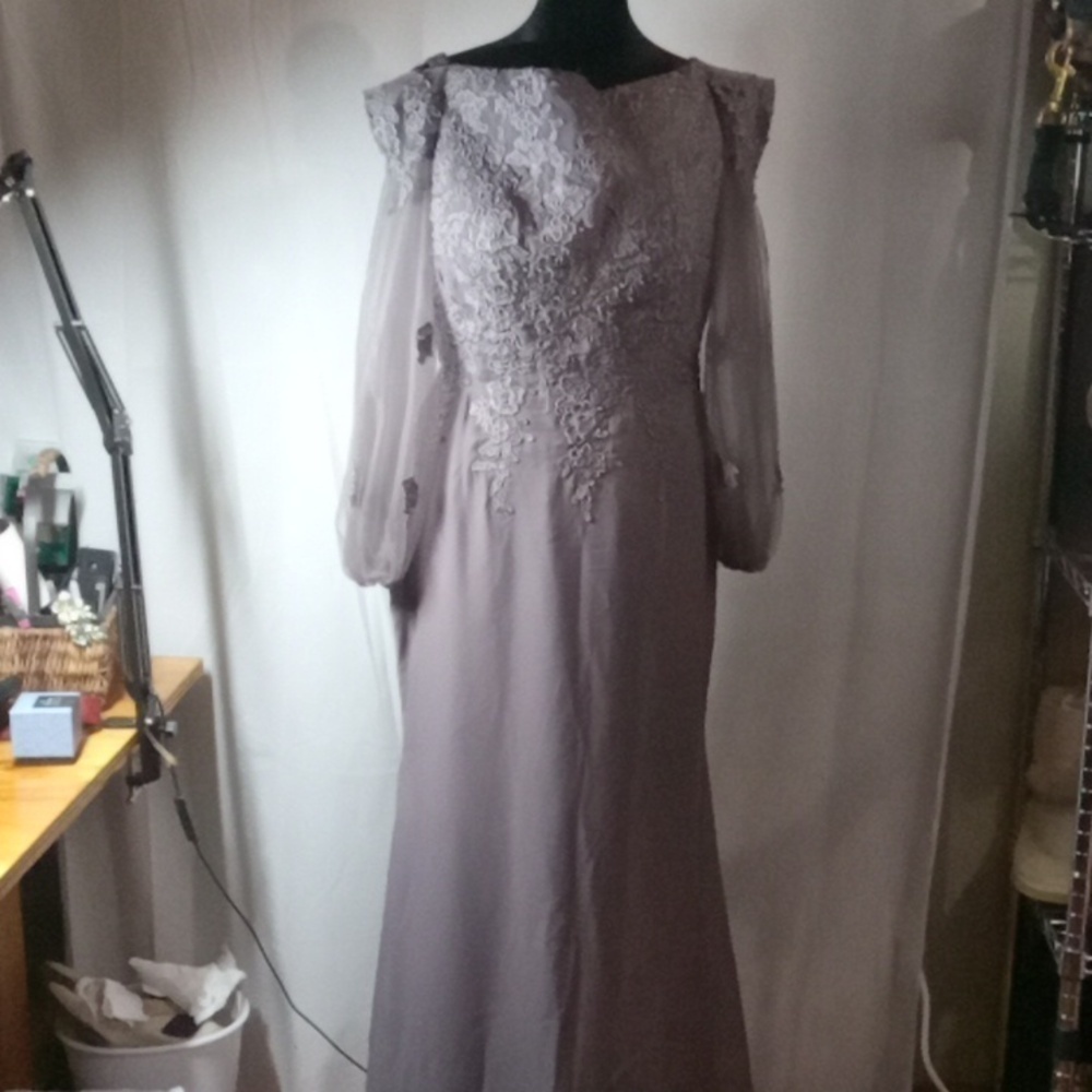 Gown gallery women's wedding/bridesmaid dress size 10 lilac